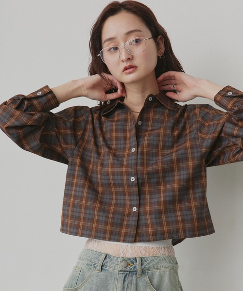 ad thie（アドティエ）の「ショート丈 チェックシャツ（シャツ/ブラウス・レディース・ブラウン/ピンク/オフホワイト/ライトブルー・FREE）」の3枚目の写真