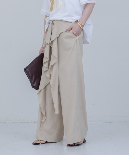 Eimee Law(エイミーロウ)の「ドレープフリル ワイドパンツ(その他パンツ・レディース・ライトベージュ/ネイビー・MEDIUM)」の13枚目の写真