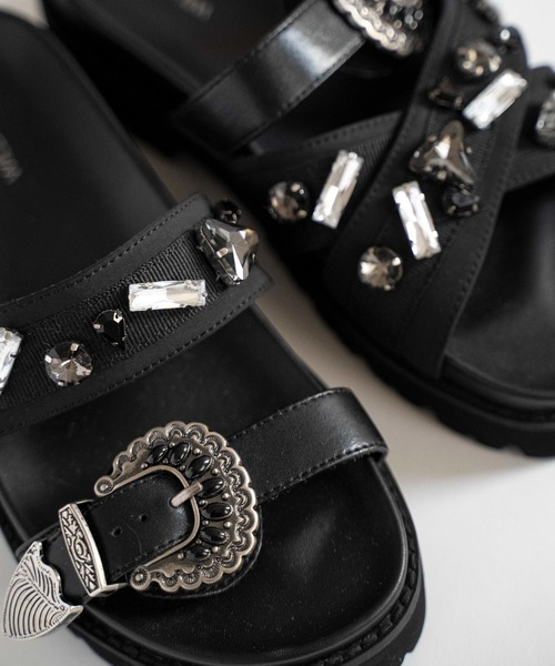 WILLFULLY(ウィルフリー)の「asymmetric bijou strap sandal(サンダル・レディース・ブラック/アイボリー・L/M/S)」の5枚目の写真