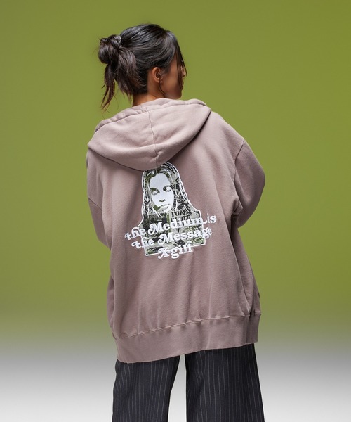 X-girl(エックスガール)の「BRUSHED COLLAGE GRAPHIC FACE PATCH ZIP UP SWEAT HOODIE(パーカー・レディース・アッシュ/ブラック/ブラウン・M/S)」の4枚目の写真