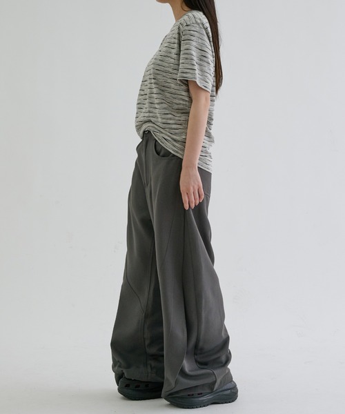 EPNK(イーピーエヌケー)の「Switch seam flare slacks / スイッチシームフレアスラックス(スラックス・メンズ・チャコールグレー/ブラック・SMALL/LARGE/MEDIUM)」の20枚目の写真