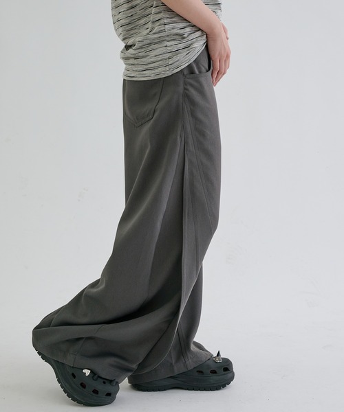 EPNK(イーピーエヌケー)の「Switch seam flare slacks / スイッチシームフレアスラックス(スラックス・メンズ・チャコールグレー/ブラック・SMALL/LARGE/MEDIUM)」の15枚目の写真