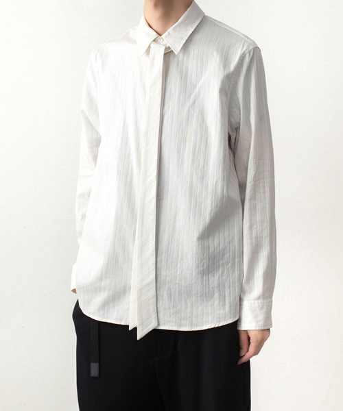 ATTACHMENT(アタッチメント)の「コットン シャドーストライプ ブロード ナロータイ L/S シャツ / CO SHADOW STRIPE BROAD NARROW TIE L/S SHIRT(シャツ/ブラウス・メンズ・オフホワイト/ブラック/カーキ・1/3/2)」の1枚目の写真
