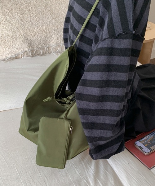 Miniministore(ミニミニストア)の「大容量トートバッグ ミニポーチ付き 無地(トートバッグ・レディース・レッド/カーキ/パープル/ミント/ブラウン/ブラック・FREE)」の11枚目の写真