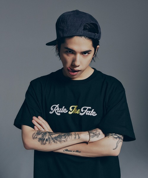 RULE THE FATE(ルールザフェイト)の「RTF LETTERING TEE/レタリングTシャツ(Tシャツ/カットソー・メンズ・ベージュ/ブラック・2/1/0)」の4枚目の写真