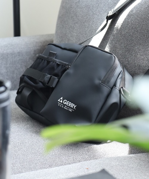 GERRY（ジェリー）の「GERRY 撥水加工 ボトル外側収納 ショルダーバッグ BAG 男女兼用（ショルダーバッグ・メンズ・ブラック・FREE）」の2枚目の写真