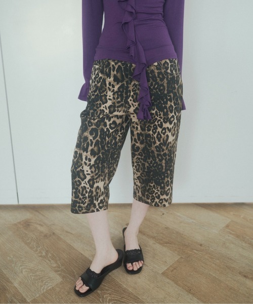 chernyy（チェルニー）の「chernyy low-waist cotton capri pants / ローウエストコットンカプリパンツ（その他パンツ・レディース・レオパード/ブラック・LARGE/MEDIUM/SMALL）」の2枚目の写真