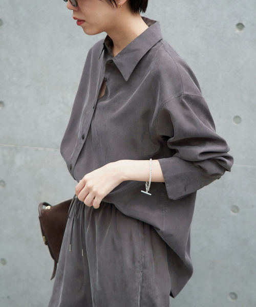 IENA(イエナ)の「《/手洗い可》フィブリルキュプラミックスシャツ(シャツ/ブラウス・レディース・チャコールグレー/カーキ・FREE)」の1枚目の写真