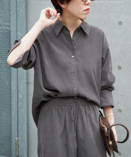 IENA(イエナ)の「《/手洗い可》フィブリルキュプラミックスシャツ(シャツ/ブラウス・レディース・チャコールグレー/カーキ・FREE)」の14枚目の写真