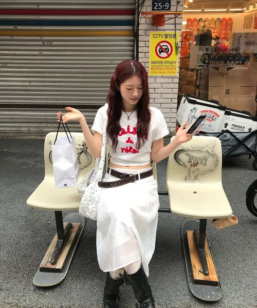 ROLAROLA(ロラロラ)の「MAISON DE ROLA 刺繍 T シャツ ネイビー(Tシャツ/カットソー・レディース・ネイビー・SMALL/MEDIUM/X-SMALL)」の4枚目の写真