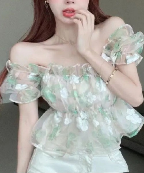 ＆soiree（アンドソワレ）の「花柄シアーフリルオフショルブラウス（シャツ/ブラウス・レディース・グリーン/ブルー/ピンク・X-LARGE/LARGE/MEDIUM/SMALL）」の2枚目の写真