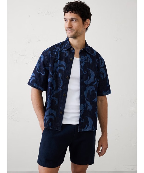 BANANA REPUBLIC FACTORY STORE(バナナリパブリック ファクトリーストア)の「BANANA REPUBLIC FACTORY STORE リラックスフィット デニムシャツ(シャツ/ブラウス・メンズ・インディゴブルー・L/M/XL)」の1枚目の写真