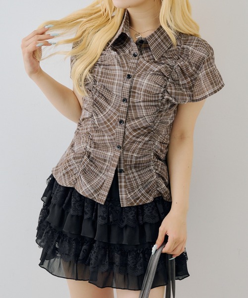 continuer de NICE CLAUP(コンティニューデナイスクラップ)の「最旬のトレンドアイテム!フロントギャザーコンパクトシャツ(シャツ/ブラウス・レディース・ブルー/ブラウン/ネイビー/ブラック・FREE)」の3枚目の写真
