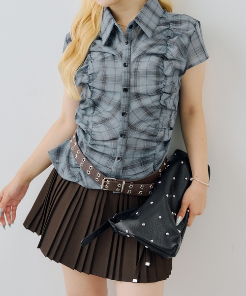 continuer de NICE CLAUP(コンティニューデナイスクラップ)の「最旬のトレンドアイテム!フロントギャザーコンパクトシャツ(シャツ/ブラウス・レディース・ブルー/ブラウン/ネイビー/ブラック・FREE)」の2枚目の写真