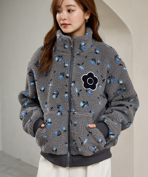 MARY QUANT(マリークワント)の「MARY QUANT × PUBLUX/マリークワント 別注 相良 ワッペン 花柄 ボアブルゾン 限定展開(ブルゾン・レディース・グレー/ブラウン/ベージュ・フリ-)」の6枚目の写真