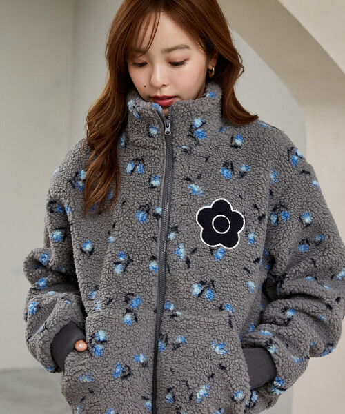 MARY QUANT(マリークワント)の「MARY QUANT × PUBLUX/マリークワント 別注 相良 ワッペン 花柄 ボアブルゾン 限定展開(ブルゾン・レディース・グレー/ブラウン/ベージュ・フリ-)」の7枚目の写真