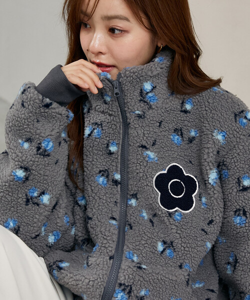 MARY QUANT(マリークワント)の「MARY QUANT × PUBLUX/マリークワント 別注 相良 ワッペン 花柄 ボアブルゾン 限定展開(ブルゾン・レディース・グレー/ブラウン/ベージュ・フリ-)」の9枚目の写真