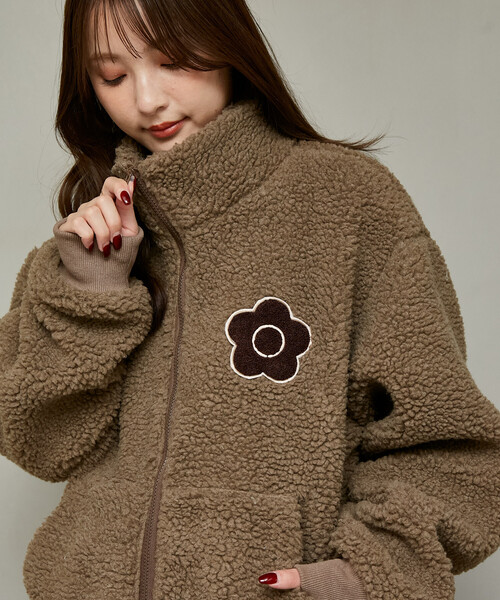 MARY QUANT(マリークワント)の「MARY QUANT × PUBLUX/マリークワント 別注 相良 ワッペン 花柄 ボアブルゾン 限定展開(ブルゾン・レディース・グレー/ブラウン/ベージュ・フリ-)」の2枚目の写真