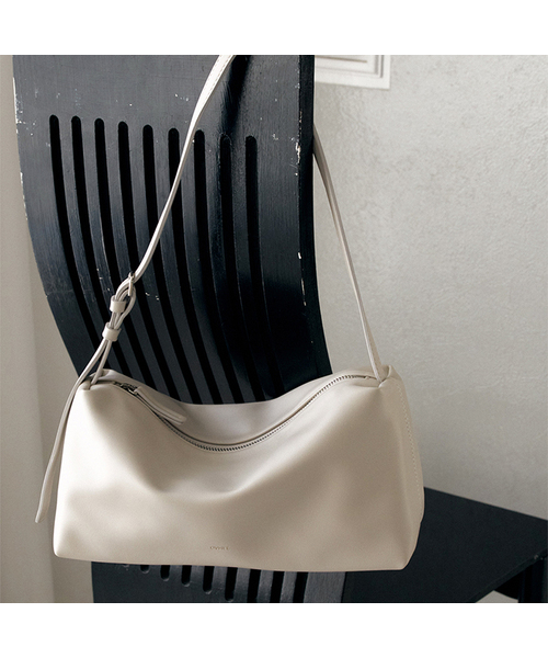 OVHEE(オヴェイ)の「ミヌショルダーバッグ Minu Shoulder Bag(ショルダーバッグ・レディース・ブラック/オリーブ/アイボリー系/カーキブラウン・FREE)」の3枚目の写真