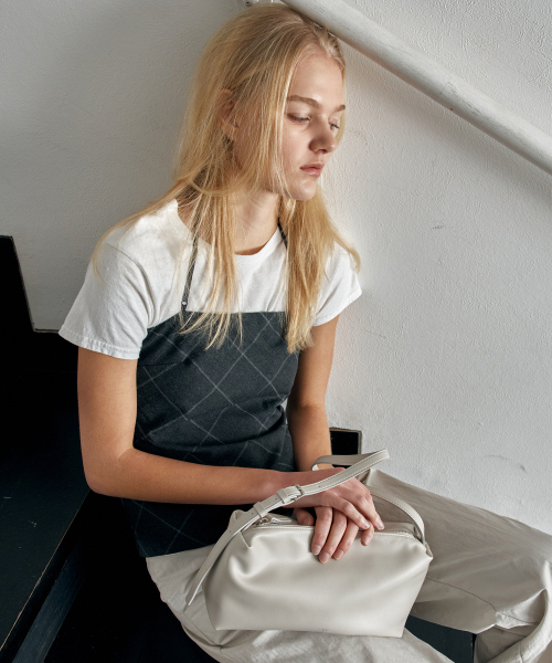 OVHEE(オヴェイ)の「ミヌショルダーバッグ Minu Shoulder Bag(ショルダーバッグ・レディース・ブラック/オリーブ/アイボリー系/カーキブラウン・FREE)」の18枚目の写真