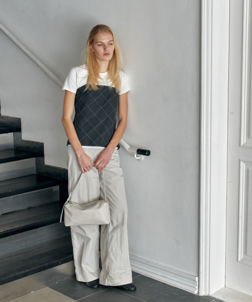 OVHEE(オヴェイ)の「ミヌショルダーバッグ Minu Shoulder Bag(ショルダーバッグ・レディース・ブラック/オリーブ/アイボリー系/カーキブラウン・FREE)」の19枚目の写真