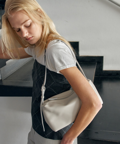 OVHEE(オヴェイ)の「ミヌショルダーバッグ Minu Shoulder Bag(ショルダーバッグ・レディース・ブラック/オリーブ/アイボリー系/カーキブラウン・FREE)」の20枚目の写真