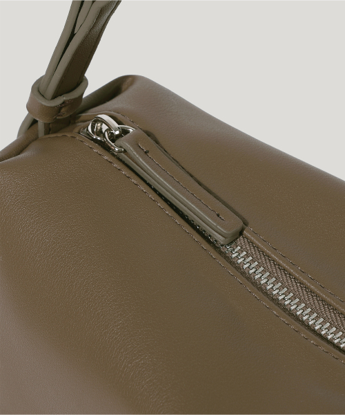 OVHEE(オヴェイ)の「ミヌショルダーバッグ Minu Shoulder Bag(ショルダーバッグ・レディース・ブラック/オリーブ/アイボリー系/カーキブラウン・FREE)」の12枚目の写真