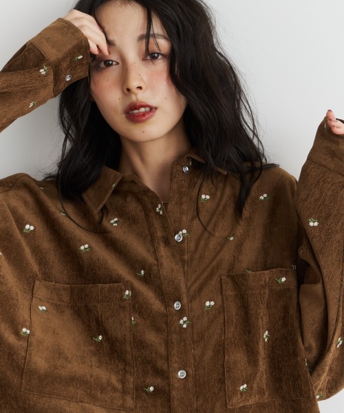 Unitage(ユニテージ)の「刺繍コーデュロイシャツ(シャツ/ブラウス・レディース・ブラウン/アイボリー・FREE)」の2枚目の写真