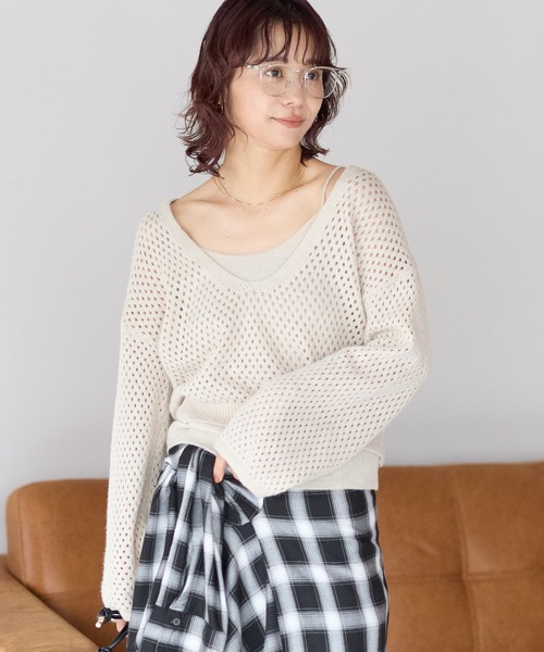 gossara（ゴサラ）の「【gossara ヘルシーに着こなす】キャミ付き深V透かし編みニット（ニット/セーター・レディース・ブラック/ブラウン/ライトベージュ・FREE）」の3枚目の写真