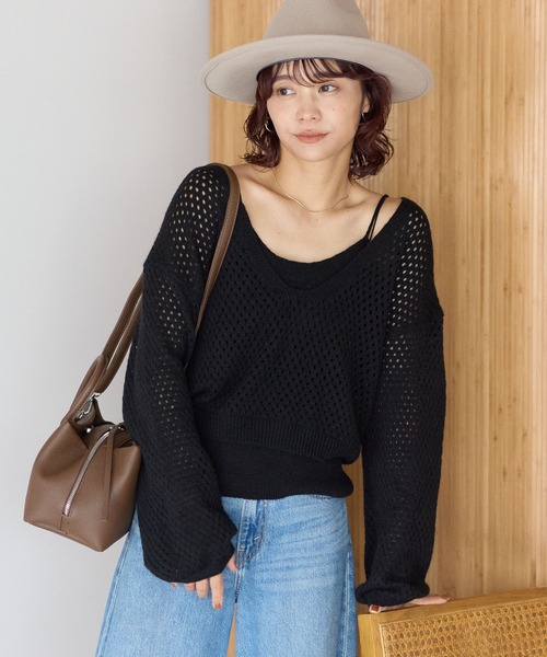 gossara（ゴサラ）の「【gossara ヘルシーに着こなす】キャミ付き深V透かし編みニット（ニット/セーター・レディース・ブラック/ブラウン/ライトベージュ・FREE）」の4枚目の写真