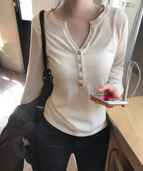 VIVID LADY(ビビッドレディー)の「メロウ ヘンリーネック ニットトップス(ニット/セーター・レディース・チャコールグレー/レッド/ピンク/ネイビー/グリーン/ブラック/ベージュ/ブラウン/ライトブルー/パープル/アイボリー・FREE)」の6枚目の写真
