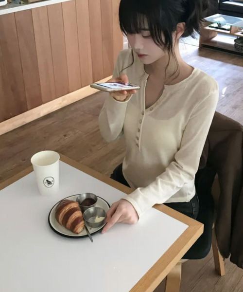 VIVID LADY(ビビッドレディー)の「メロウ ヘンリーネック ニットトップス(ニット/セーター・レディース・チャコールグレー/レッド/ピンク/ネイビー/グリーン/ブラック/ベージュ/ブラウン/ライトブルー/パープル/アイボリー・FREE)」の15枚目の写真