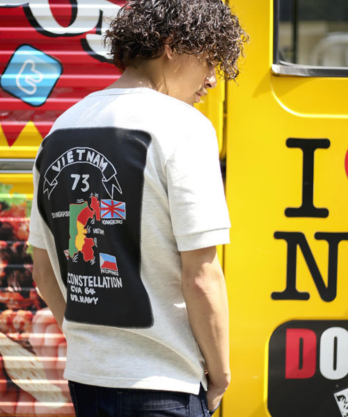 Denime（ドゥニーム）の「スーベニア柄半袖スウェット（スウェット・メンズ・グレー/オートミール・LARGE/MEDIUM/X-LARGE）」の2枚目の写真