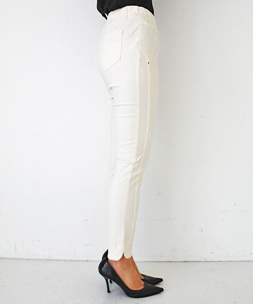 IEDIT（イディット）の「ＩＥＤＩＴレーベルコレクション　切り替え効果で美脚をかなえる　マシュマロタッチフラミンゴスキニーパンツ（その他パンツ・レディース・オフホワイト/ブラック・SMALL/NS/2T/LARGE/3T/XX-LARGE/X-LARGE/MEDIUM/NM）」の11枚目の写真