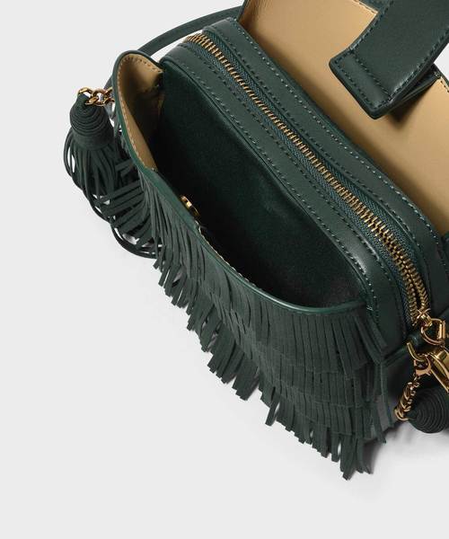 CHARLES & KEITH(チャールズ & キース)の「フリンジディテールバケツバッグ / FRINGE DETAIL BUCKET BAG(ショルダーバッグ・レディース・マスタード/ピンク系その他/プラム/ダークグリーン・S)」の7枚目の写真