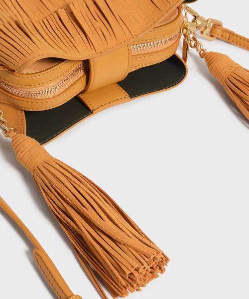 CHARLES & KEITH(チャールズ & キース)の「フリンジディテールバケツバッグ / FRINGE DETAIL BUCKET BAG(ショルダーバッグ・レディース・マスタード/ピンク系その他/プラム/ダークグリーン・S)」の11枚目の写真