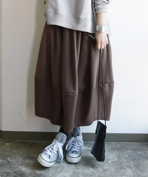 and it_(アンドイット)の「あったか裏起毛ふんわりバルーンスカート(スカート・レディース・ブラック/ネイビー/モカ/杢グレー/キャメル/マスタード/ワイン/カーキ/チャコールグレー/ブラウン・M/L/M-Long/L-Long)」の5枚目の写真