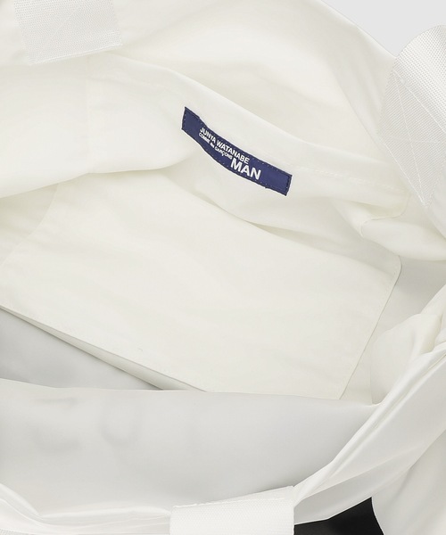 JUNYA WATANABE MAN（ジュンヤワタナベマン）の「『Spin』 タイポグラフィープリント バッグ（トートバッグ・メンズ・オフホワイト・ONE SIZE）」の3枚目の写真