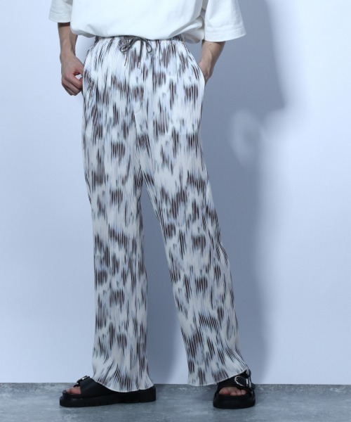 HARE(ハレ)の「アブストラクトストライププリーツパンツ(HARE)(その他パンツ・メンズ・ホワイト系その他/ブラック系その他/レッド系その他・FREE)」の2枚目の写真