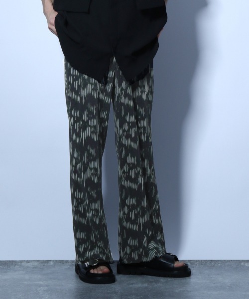 HARE(ハレ)の「アブストラクトストライププリーツパンツ(HARE)(その他パンツ・メンズ・ホワイト系その他/ブラック系その他/レッド系その他・FREE)」の1枚目の写真