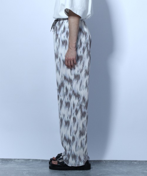 HARE(ハレ)の「アブストラクトストライププリーツパンツ(HARE)(その他パンツ・メンズ・ホワイト系その他/ブラック系その他/レッド系その他・FREE)」の12枚目の写真