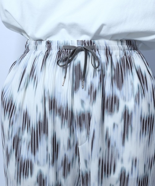 HARE(ハレ)の「アブストラクトストライププリーツパンツ(HARE)(その他パンツ・メンズ・ホワイト系その他/ブラック系その他/レッド系その他・FREE)」の14枚目の写真