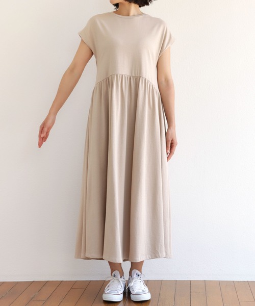 andme(アンドミー)の「コットンフレンチスリーブフレアTシャツワンピース(ワンピース・レディース・オフホワイト/チャコールグレー/ブラック/ライトブラウン/ベージュ・M)」の6枚目の写真