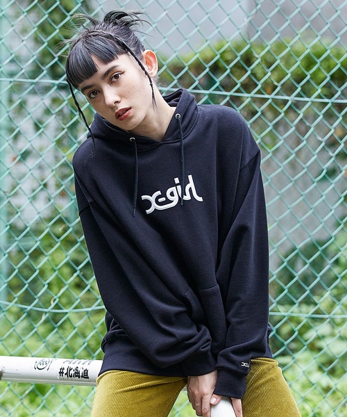 X-girl（エックスガール）の「THICK RUBBER MILLS LOGO SWEAT HOODIE（パーカー・レディース・ライトブルー/ブラック/ベージュ/パープル・S/M/L/XL）」の2枚目の写真
