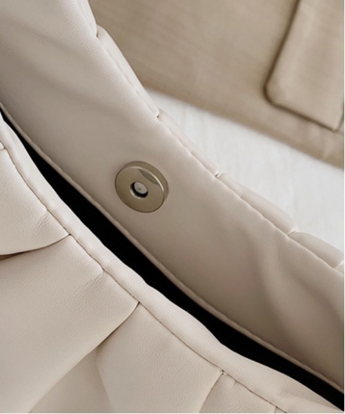 ammy.（エイミードット）の「【 ammy. / エイミードット 】 ギャザー ハンドル ミニ ハンドバッグ（ハンドバッグ・レディース・ブラック/ホワイト・FREE）」の5枚目の写真