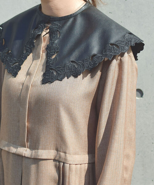 Ray BEAMS（レイビームス）の「Ray BEAMS / フェイクレザー カットワーク 付け襟（付け襟・レディース・ブラック/ナチュラル・ONE SIZE）」の7枚目の写真