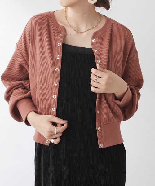 DISCOAT(ディスコート)の「【WEB限定】ワッフルショートカーディガン(カーディガン/ボレロ・レディース・ブラック/ブラウン/グリーン/グレイッシュベージュ/テラコッタ/オフホワイト/イエロー/レッド/グリーン系その他・FREE)」の4枚目の写真