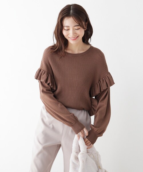 SHOO・LA・RUE(シューラルー)の「◆肩フリルボリュームスリーブリブニット(ニット/セーター・レディース・ブラック/アイボリー/ブラウン系・02/03/04)」の3枚目の写真
