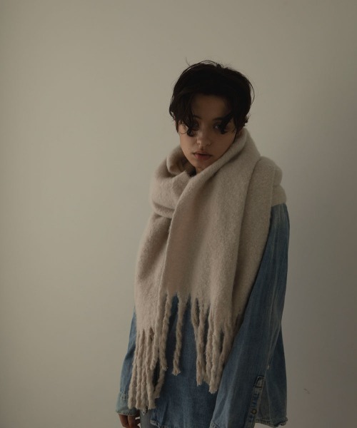 marjour(マージュール)の「BULKY MUFFLER(マフラー・レディース・アイボリー/カーキ/イエロー・FREE)」の4枚目の写真