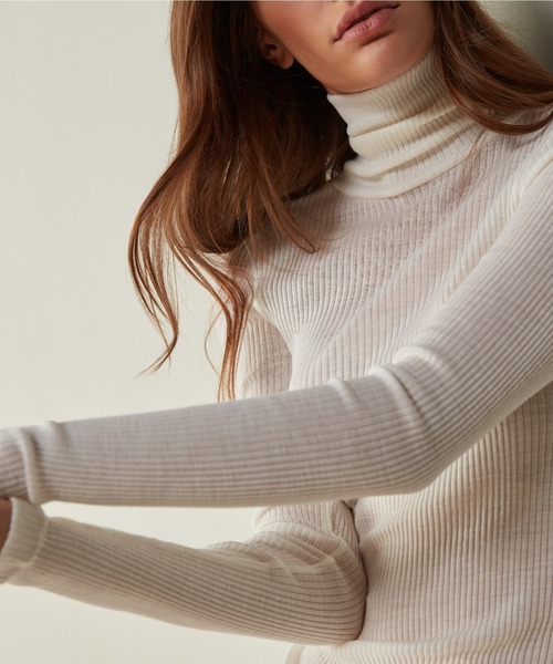 Intimissimi(インティミッシミ)の「ウール&シルク長袖ハイネックトップス【暖かい チクチクしにくい リブ 薄手 ソフト 保温性 伸縮性 上品】(ニット/セーター・レディース・ブラック/ブルー/ヘザーチャコール/オフホワイト/レッド/レッド系その他/ナチュラル/ライトベージュ/ダークウッド・S/L/M)」の2枚目の写真
